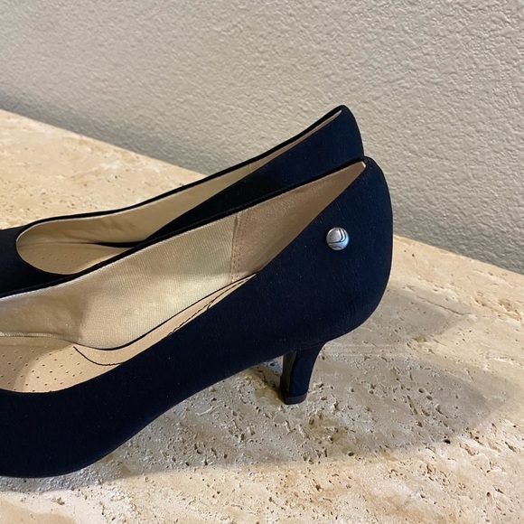 Life Stride Parigi Pumps in black fabric.
Brand new, synthetic upper size 7 - Picture 8 of 8